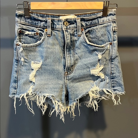 Abercrombie & Fitch Women Denim Shorts. High rise Mom Short. Size 26 /2 - Picture 1 of 3